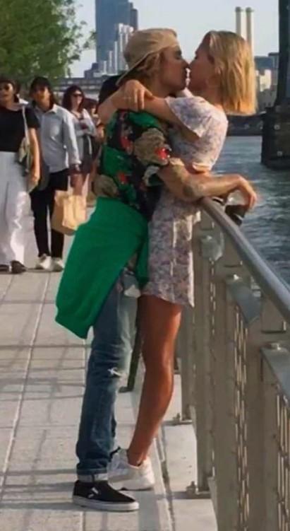 比伯发文表白未婚妻海莉只想与她共度余生!