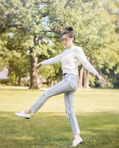 trench coat既轻便又能挡风,岑丽香以牛仔裤及波鞋作配搭,塑造出一个