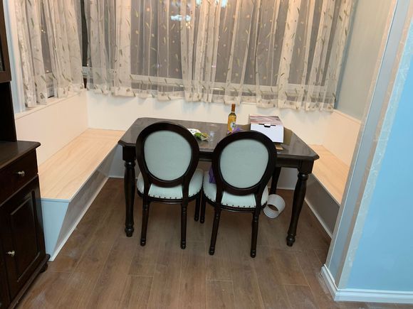 我家新房装修,餐厅放在北阳台,围了一圈卡座,餐椅都省了!