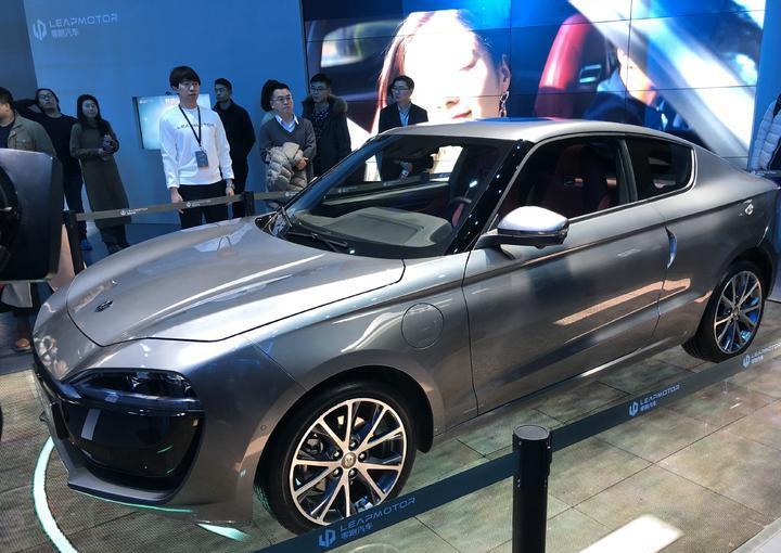 不过零跑s01的前脸设计相对就比较平淡,大灯造型规规矩矩,保险杠采用