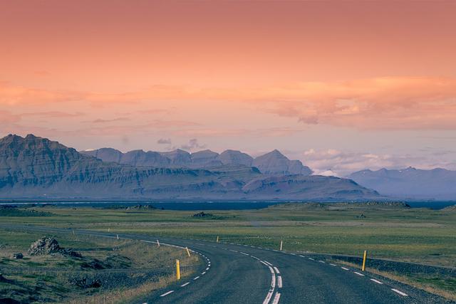 常年在外,看着那遥远的路途,是归途还是远行?