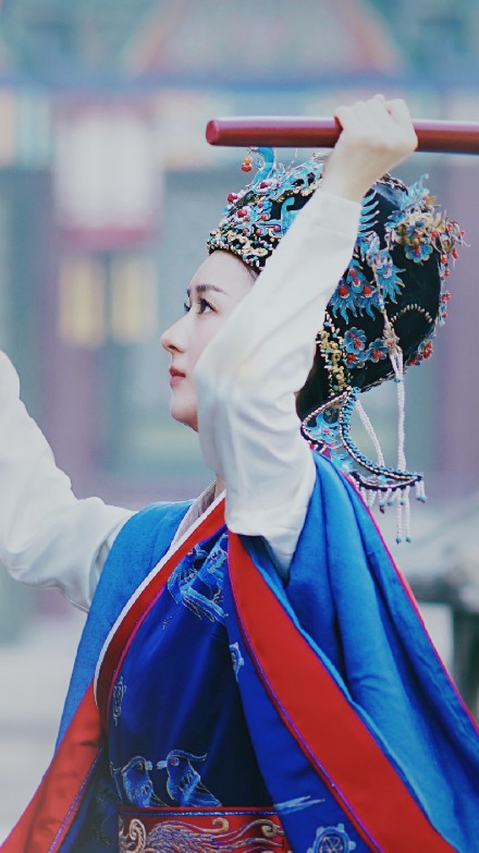 其实这场戏真的是挺惨的.赵丽颖小小的身体里,蕴藏着巨大的勇气.