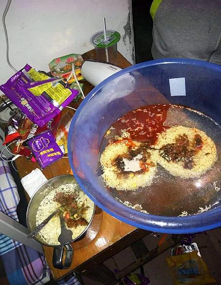 学生党打工仔没钱时吃什么?有泡面吃算好的,最心酸是第四个