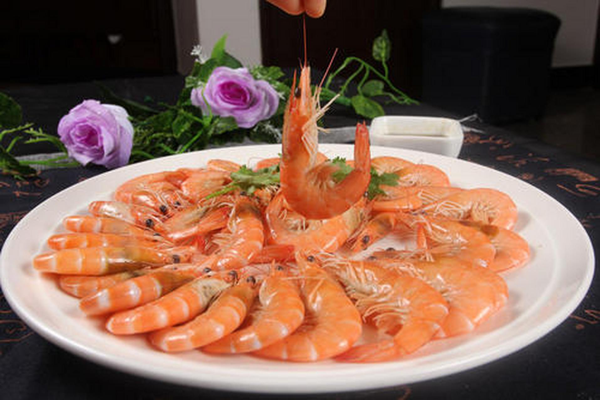 北海人吃虾很讲究,喜欢吃活虾,吃天然虾(北海人叫捕捞虾),吃白灼虾.