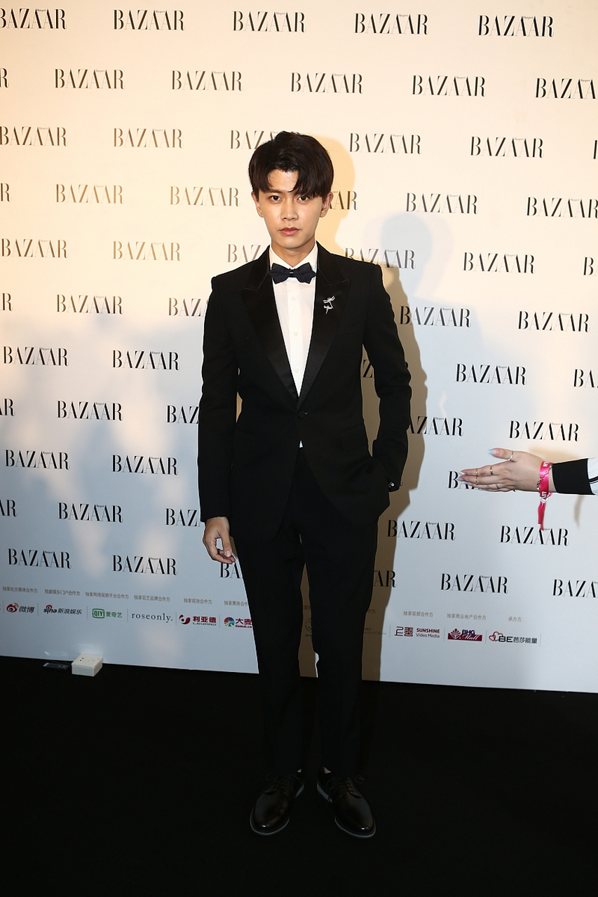 黑色西装的任嘉伦,帅的一塌糊涂[嘻嘻]!