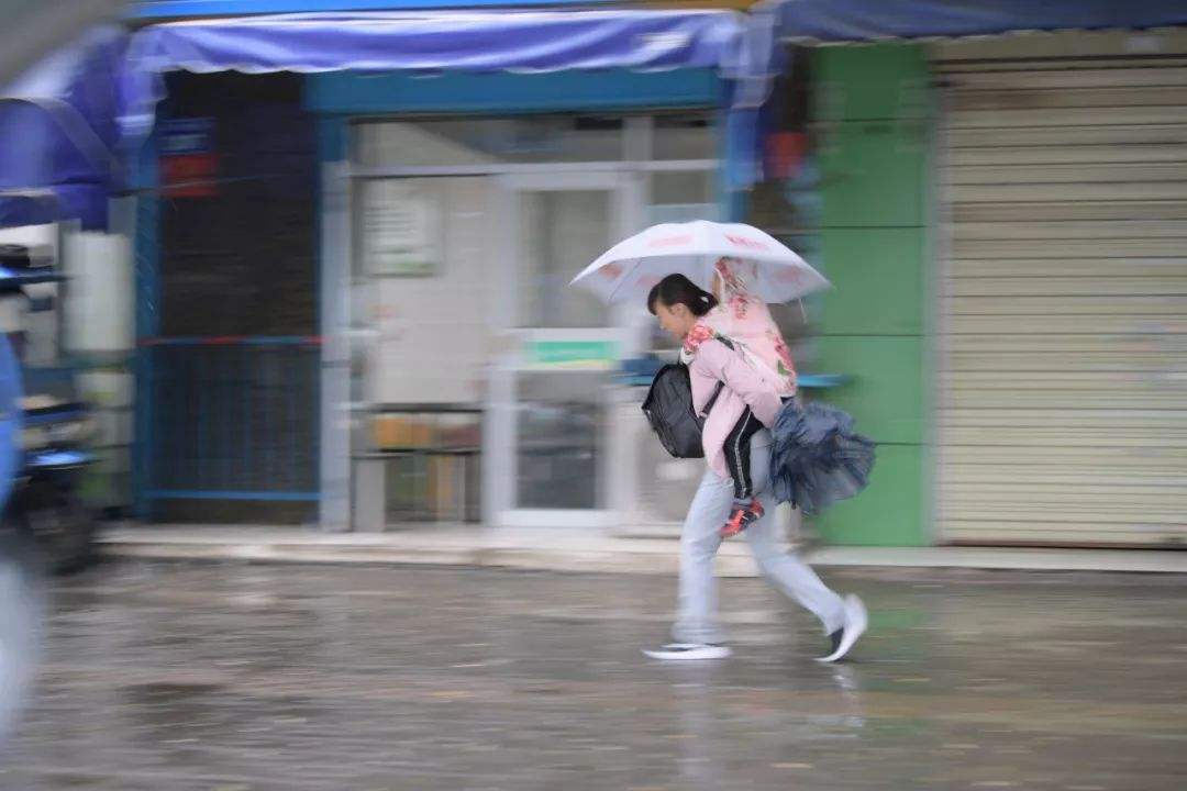 妈妈接孩子放学突遇大雨,宝妈举动让人泪目,网友感慨:为母则刚