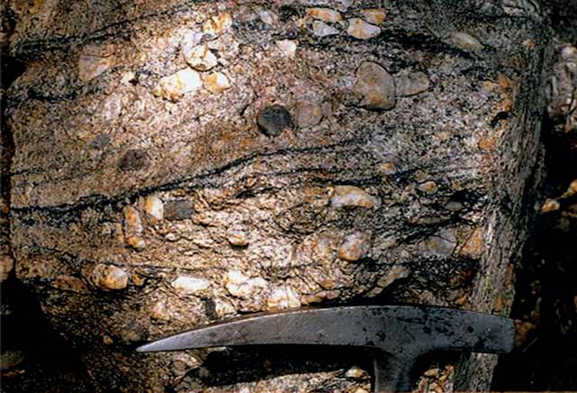 胶结物(基质)含量少,只充填在碎屑颗粒之间的孔隙中,这是最常见的颗粒