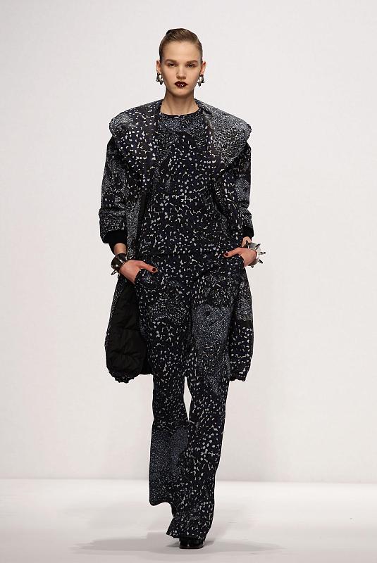 很多女孩的衣服都偏向暗色调,这样会让脸上的神采也变得暗淡了不少.