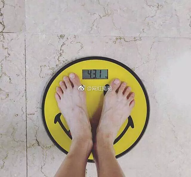 金泫雅一直是韩国演艺圈的身材标杆,瘦而不柴,身高161公分的她体重