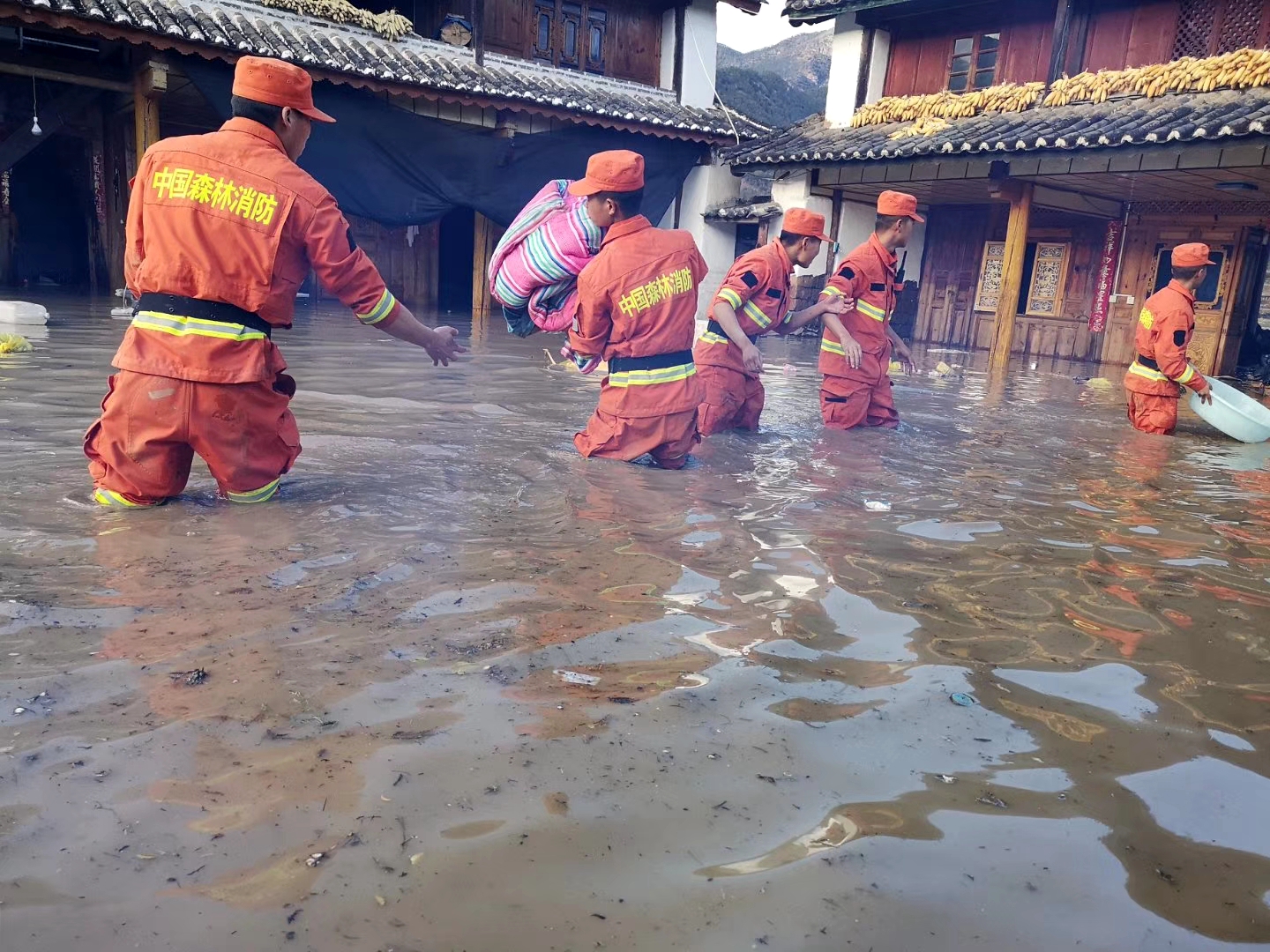 丽江洪水来势汹汹 消防员紧急转移群众和物资