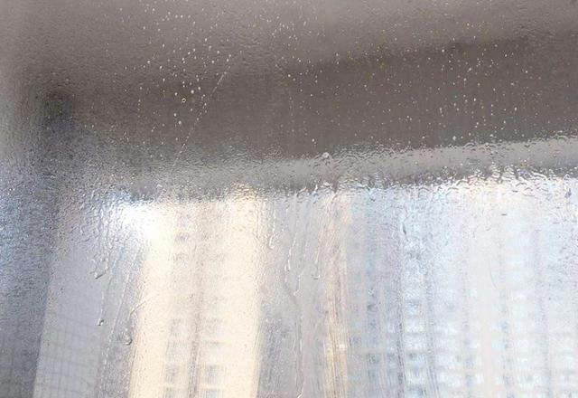 将表面的灰尘擦拭完毕,又重新留下一层水渍,这样二