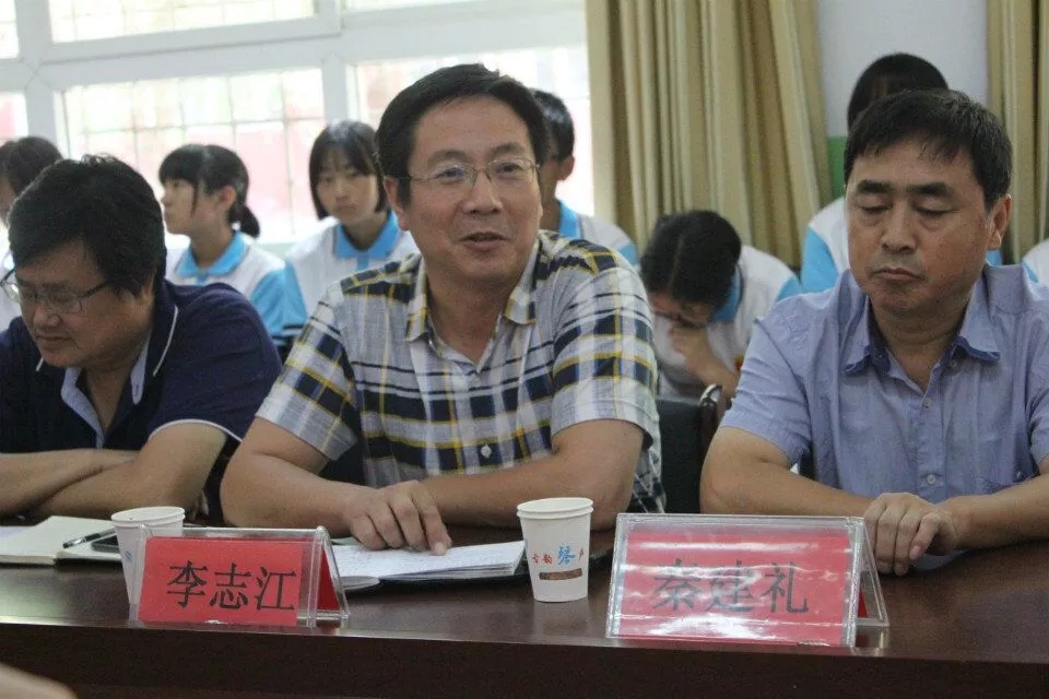 王涛到赞皇中学调研指导工作 举行捐资助学仪式并召开教师座谈会