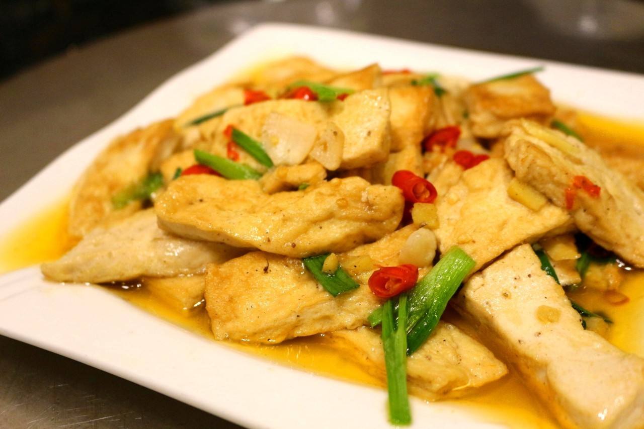 做家常豆腐时,不要直接下锅,多加这一步,豆腐入味不粘锅