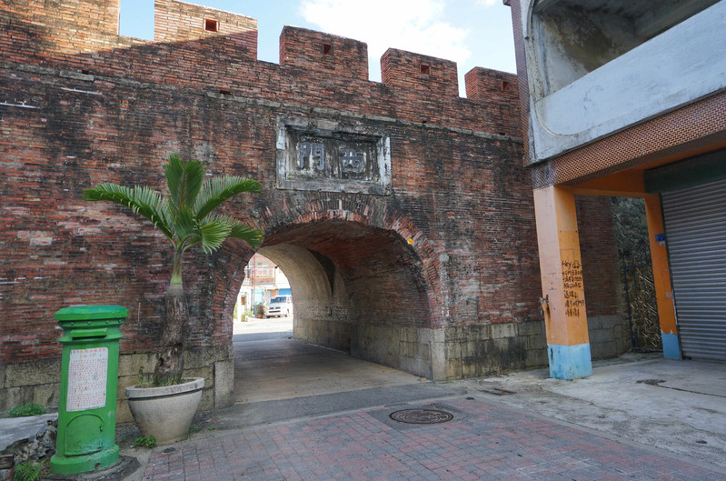 恒春镇其实是一座古城,目前还保留着东南西北四座城门及部分城墙,是全
