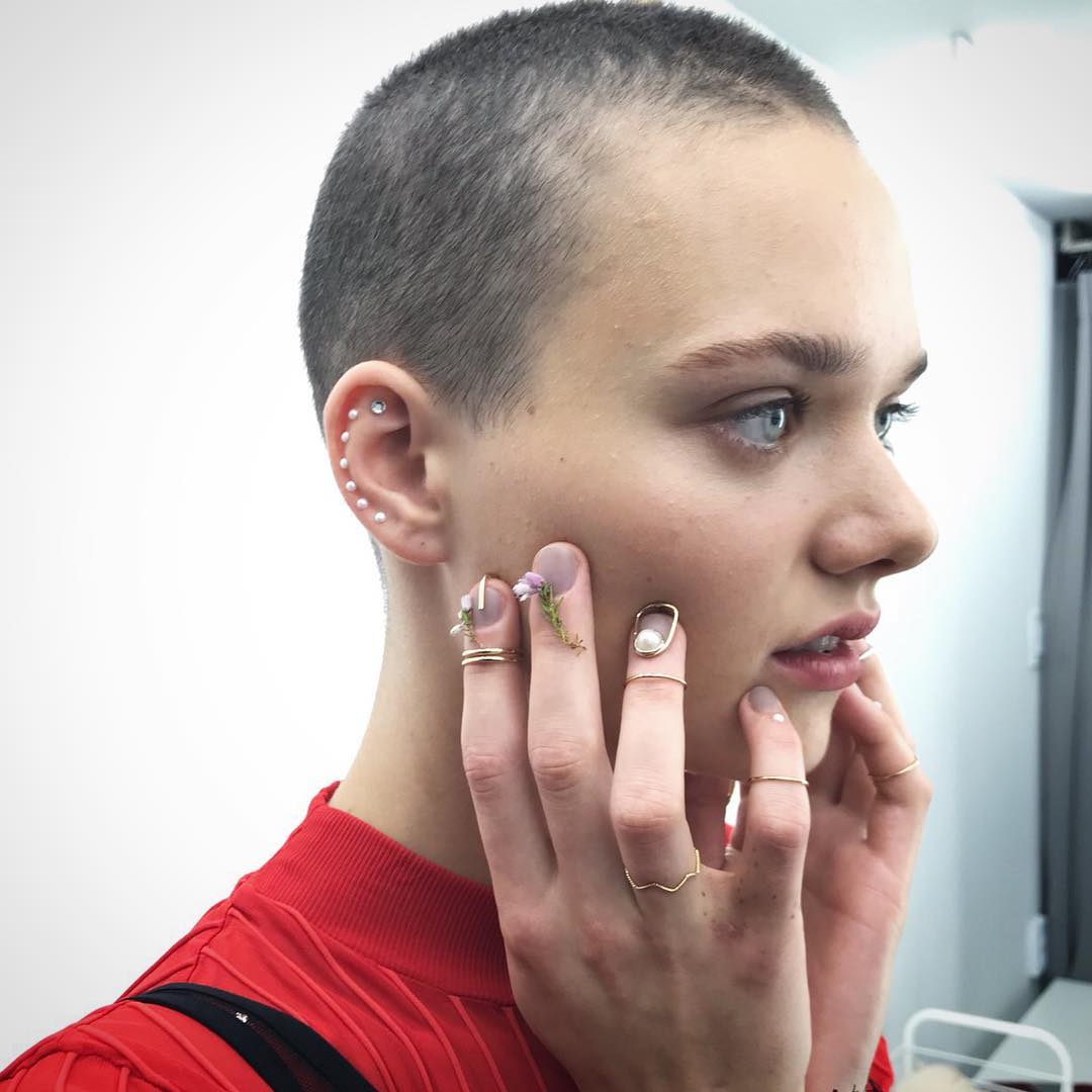 朴恩京设计的空间感美甲一推出就吸引了时尚界的目光,立刻被时装界