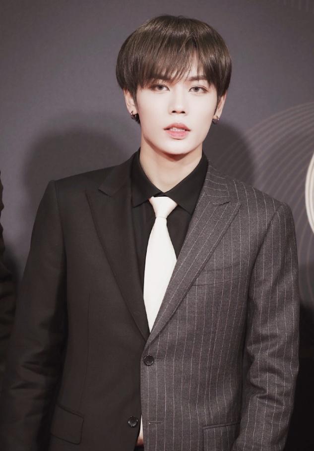 npc男团走红毯造型:蔡徐坤帅气,农农儒雅,福西西好有气质!