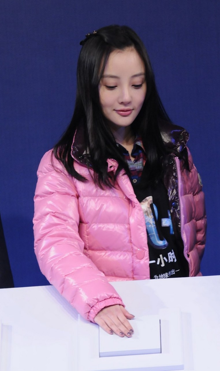 近日李小璐被人偷拍和小鲜肉逛街,而且手牵手去逛家具城,言行举止非常