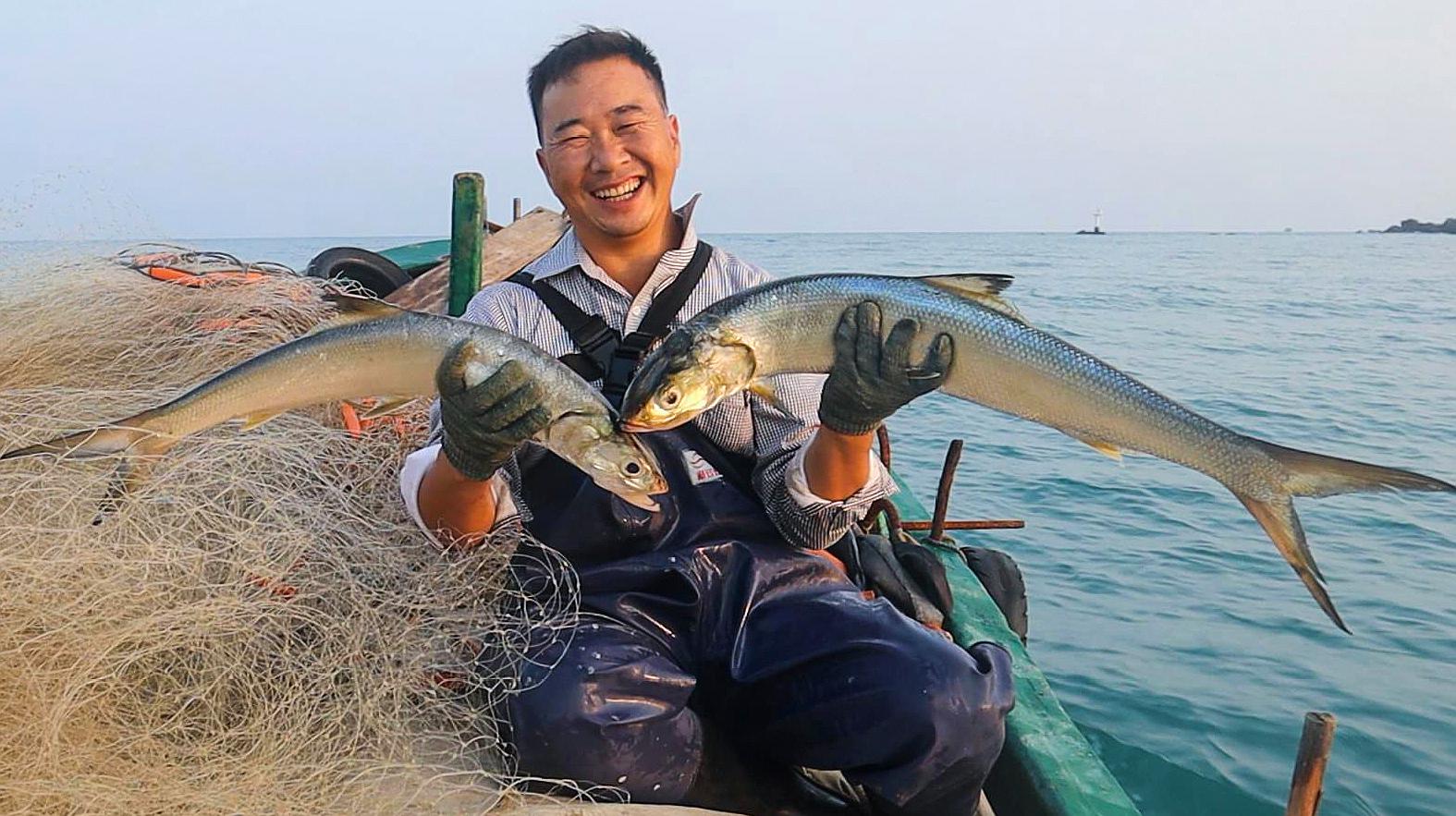 玉平合伙老渔民开大船出海,俩人联手抓大货,好久没抓这么过瘾了