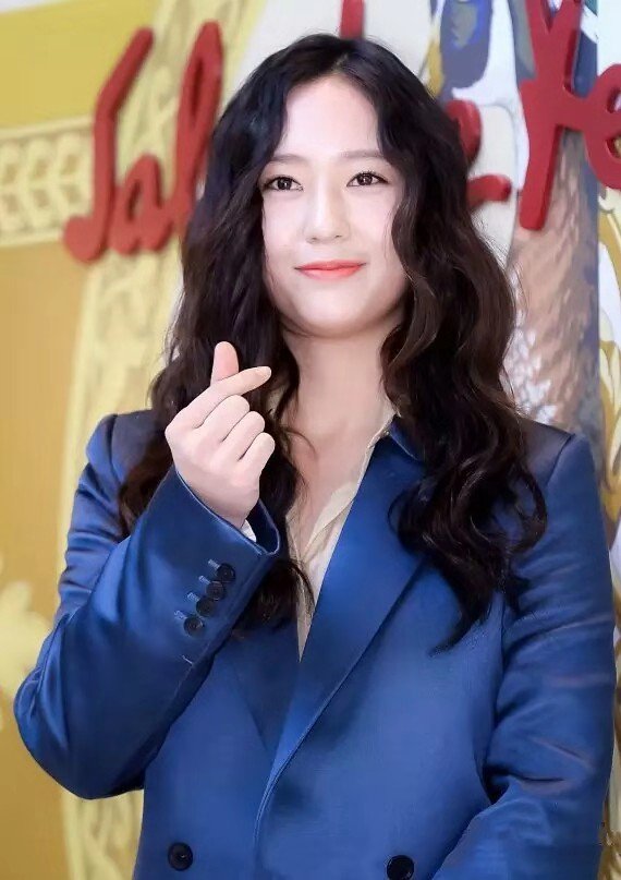 郑秀晶胖出双下巴,现在又瘦到脸凹了,网友:胖着玩玩!