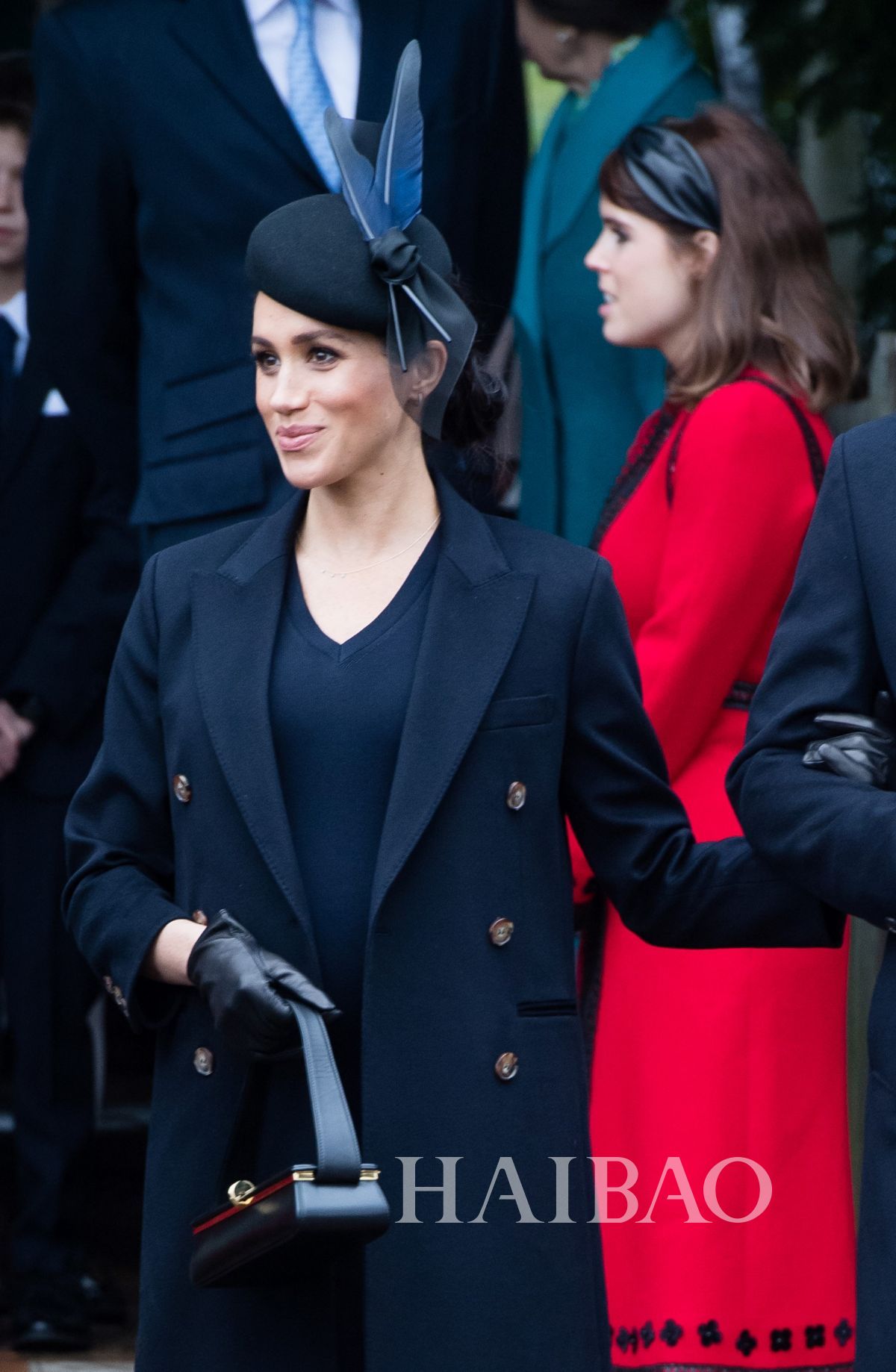 梅格汉·马克尔(meghan markle 英国金斯林街拍,深蓝色羽毛装饰礼帽