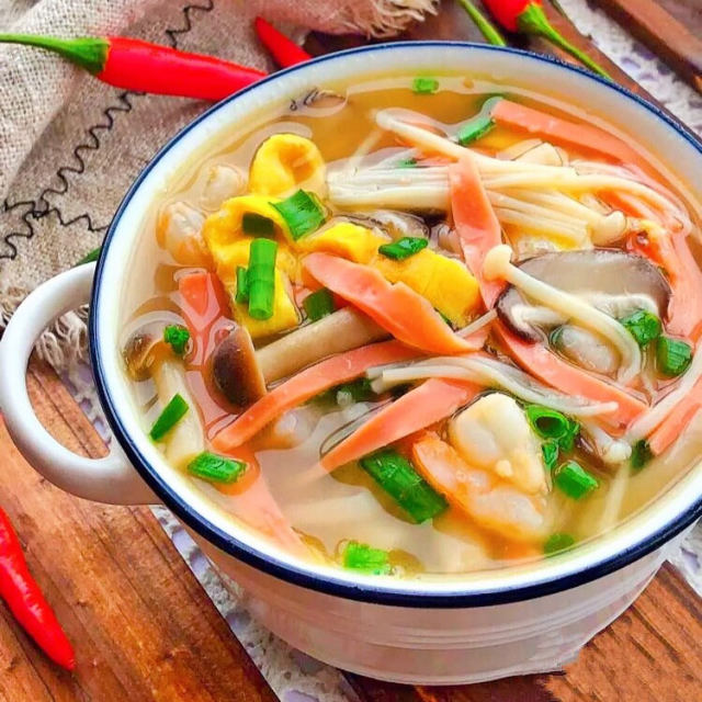 什锦菌菇汤,营养丰富,清淡鲜美,很适合这个季节!