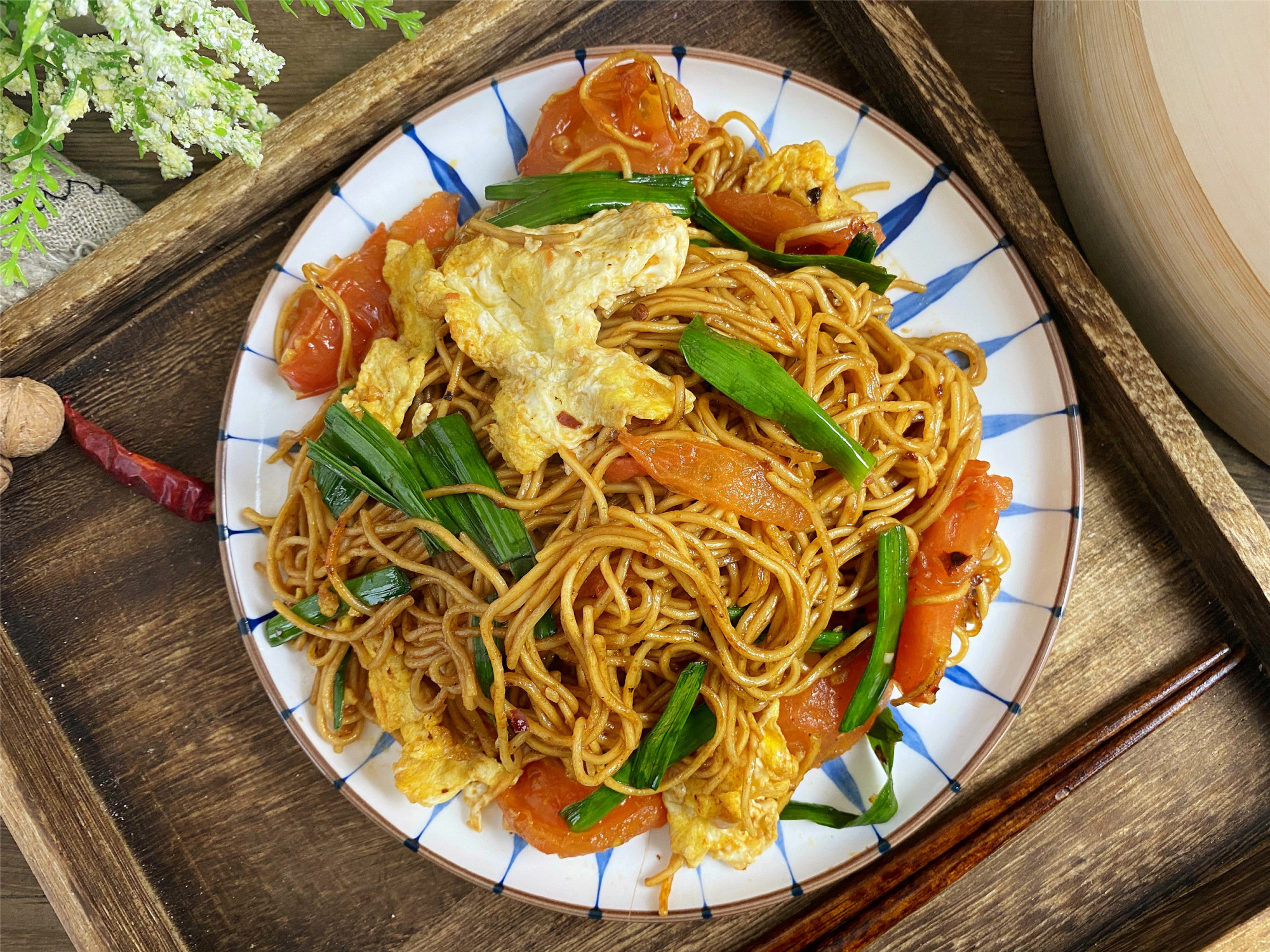 用挂面做炒面,不要煮过就炒,多加2步,不坨不粘锅,根根分明