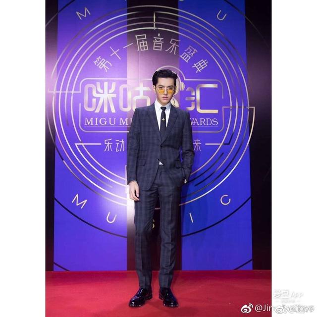 180509 今日份精致男孩吴亦凡上线 探索皮鞋里的秘密