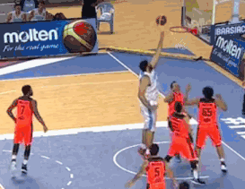 打起来了!印度姚明和对手爆发冲突,双双被驱逐