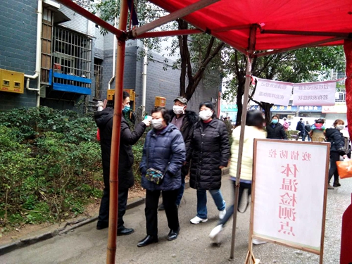 万盛万东镇:体温检测点 防控不松懈
