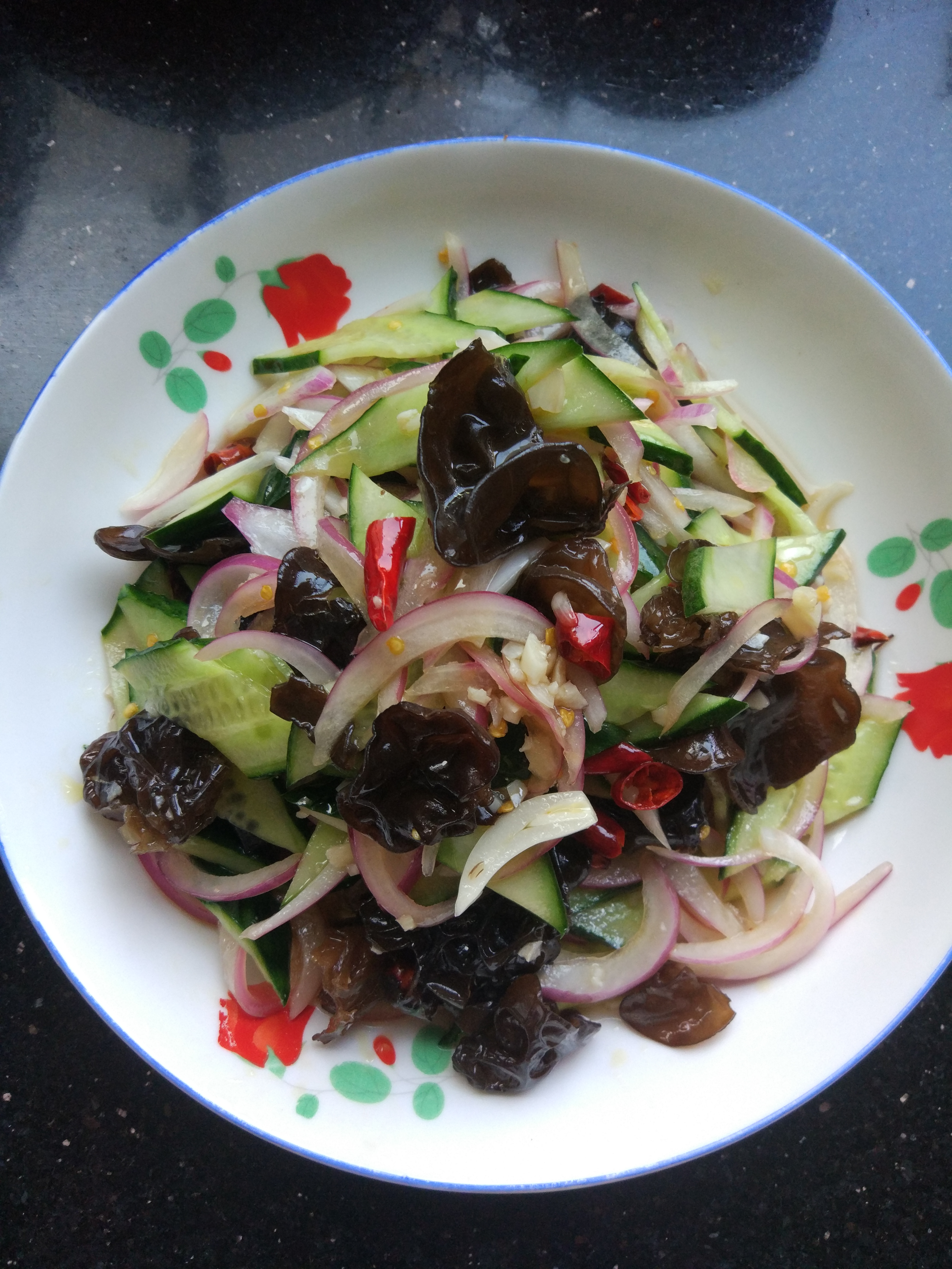 2根黄瓜1把木耳,再加上半个洋葱一拌,拌出来全家都看馋了