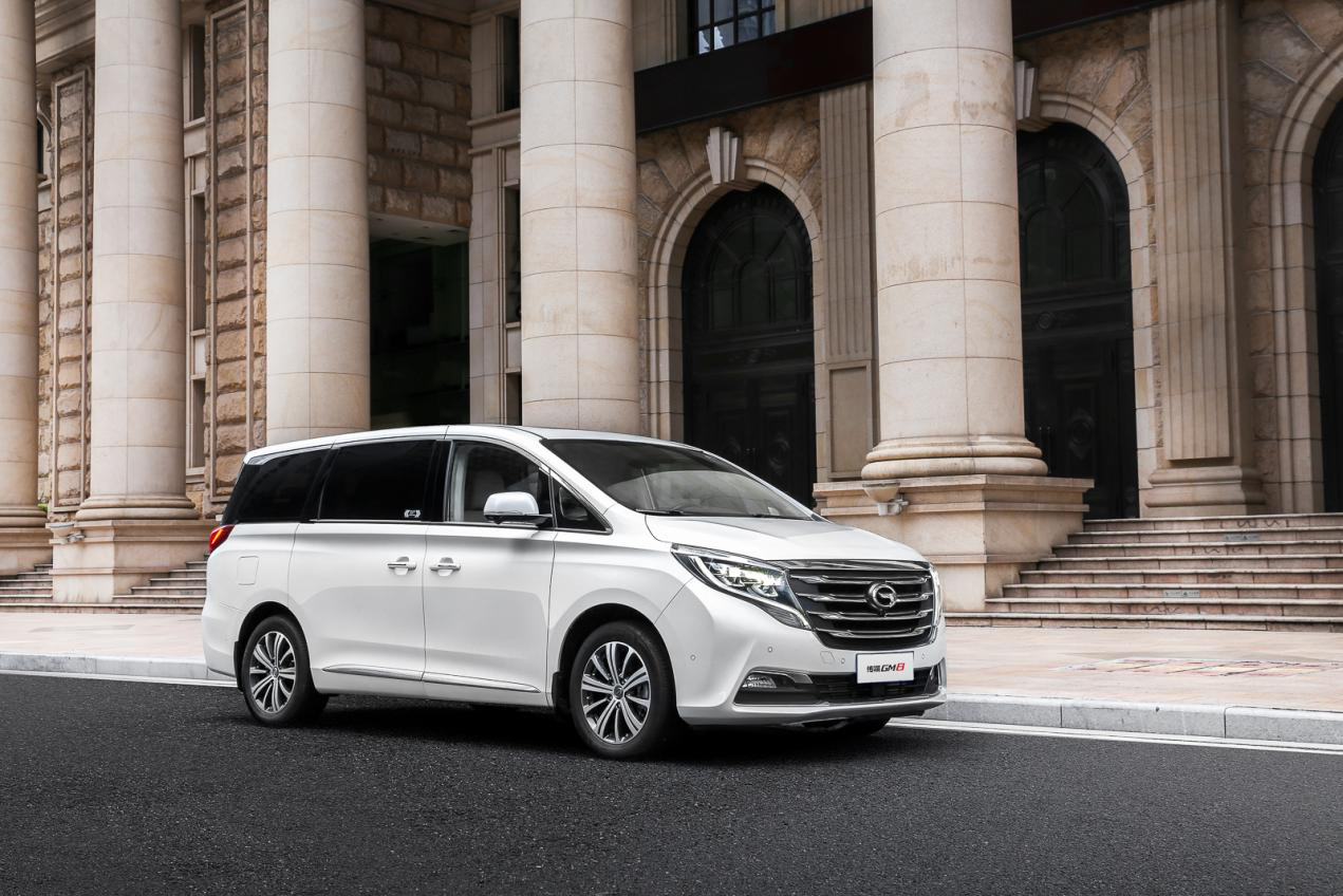 与目前市场上大多数线条平直,形象呆板的mpv车型相比,传祺gm8极具精英