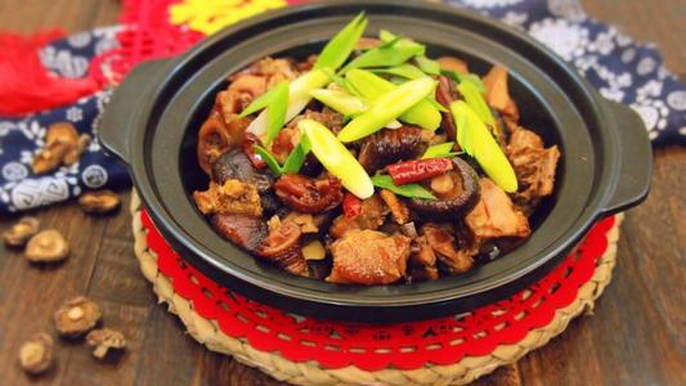 香菇炖腊肉是以巴中特有的腊肉和通江香菇为主料辅以当地名贵山珍精制