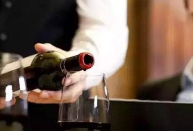 酒桌"潜规则":关于倒酒的"大学问",不懂早晚得罪人!