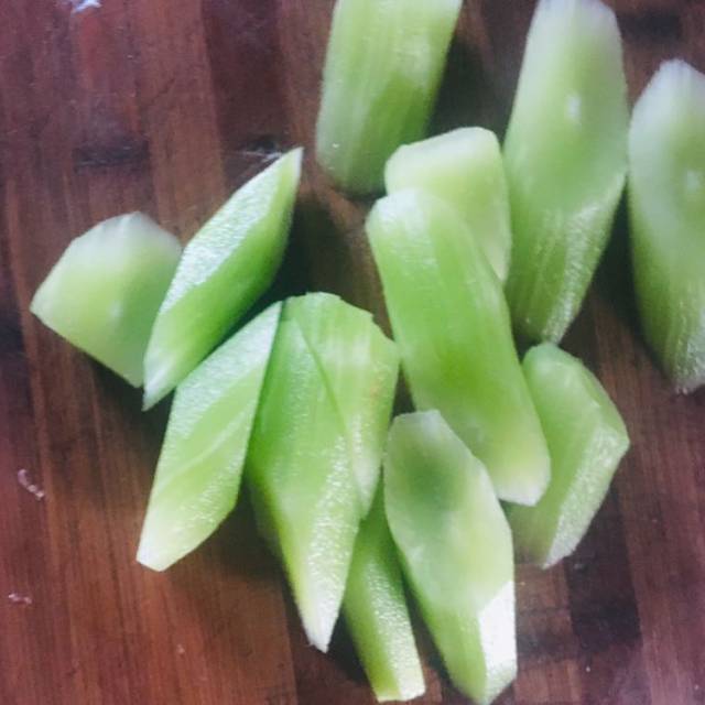 第3步,莴苣切块. 第4步,将块状莴苣切片装盘.