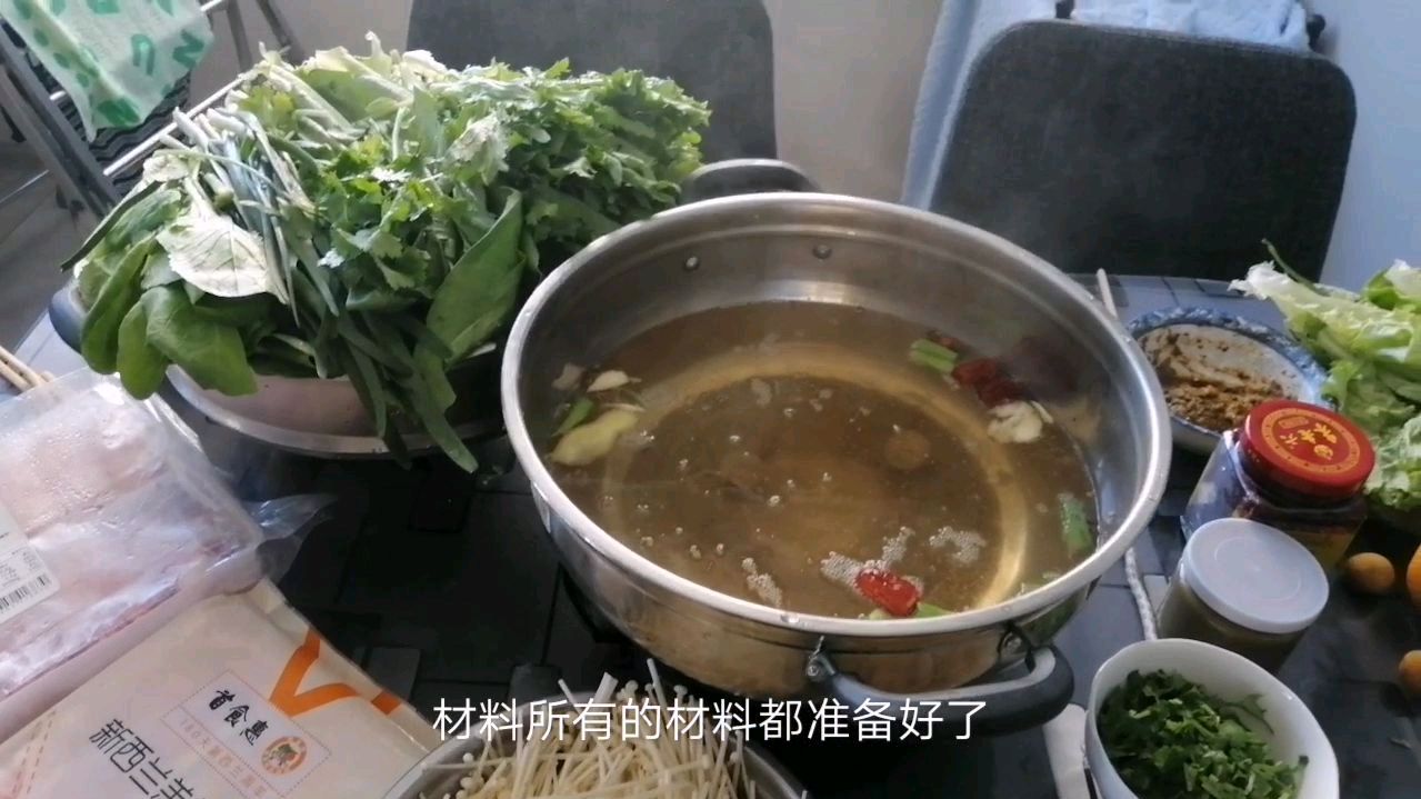 北方人喜欢吃涮羊肉,大姐中午和家人一起涮火锅,看都有啥