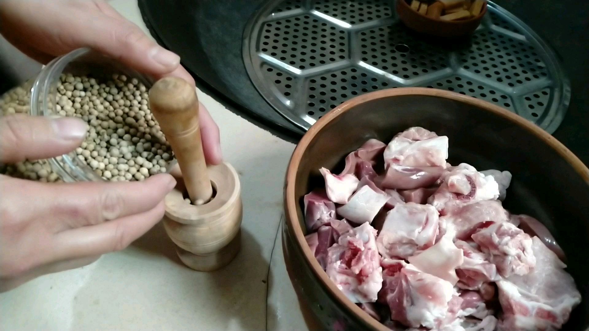 白胡椒炖排骨汤,白米饭一锅炖,客家人的最爱
