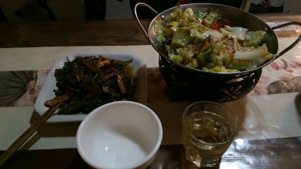 黄山宏村晚饭点了干锅包菜,辣椒豆干肉丝,花了78元,味道还不错