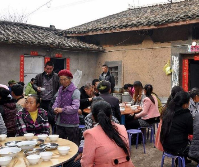 农村聚会,家庭经济差最好别做这些事,做了在别人眼里是"笑话"