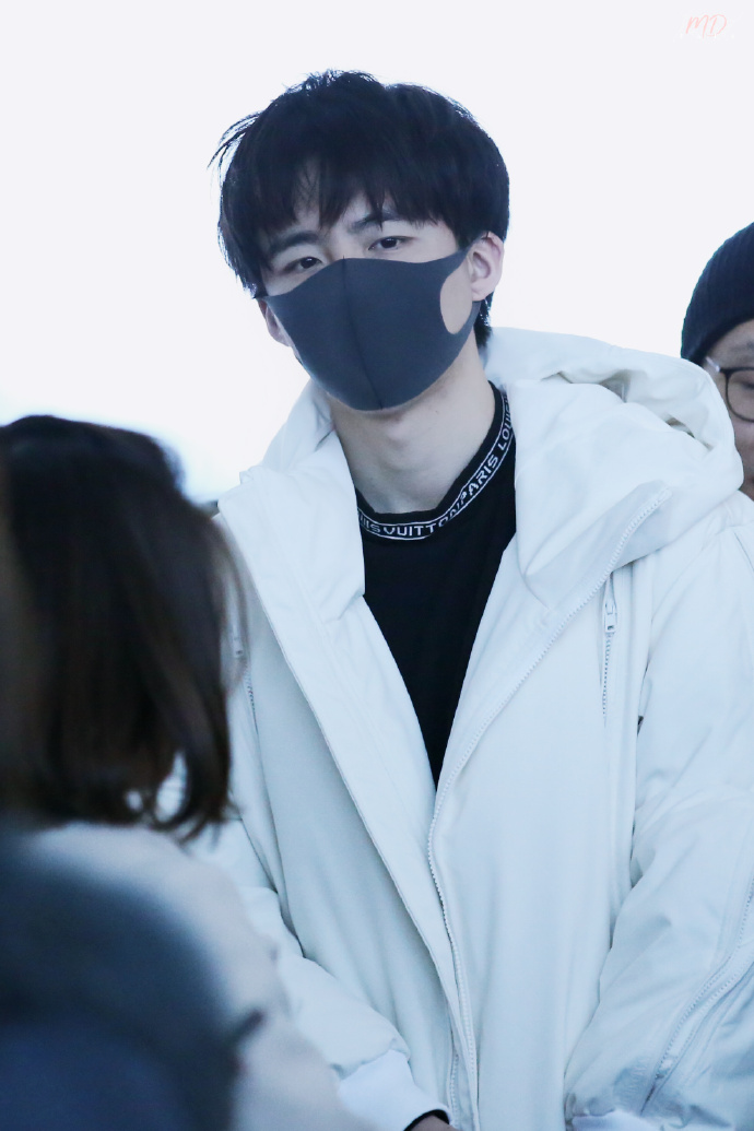 摩登兄弟刘宇宁杭州出发 机场回眸简直偶像剧男主角