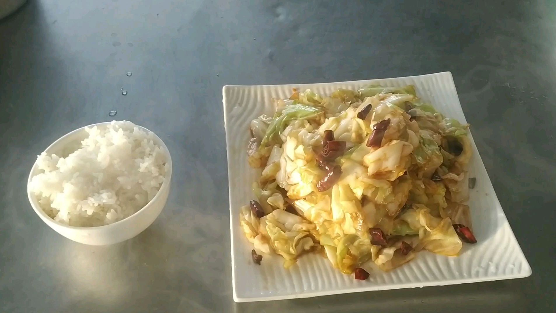 你想吃到好吃的东北家常菜,火爆大头菜吗?下面跟我学做吧