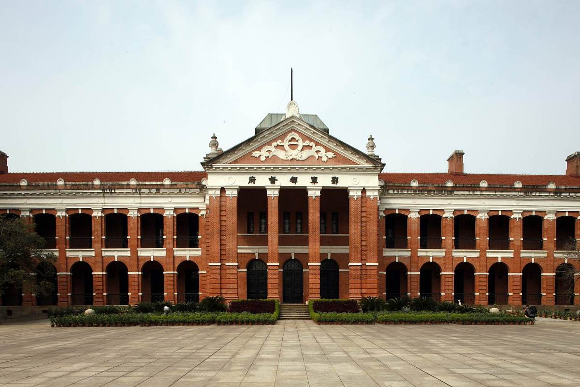 辛亥革命军政府旧址位于武昌蛇山南麓的阅马场北端,原为清末湖北省