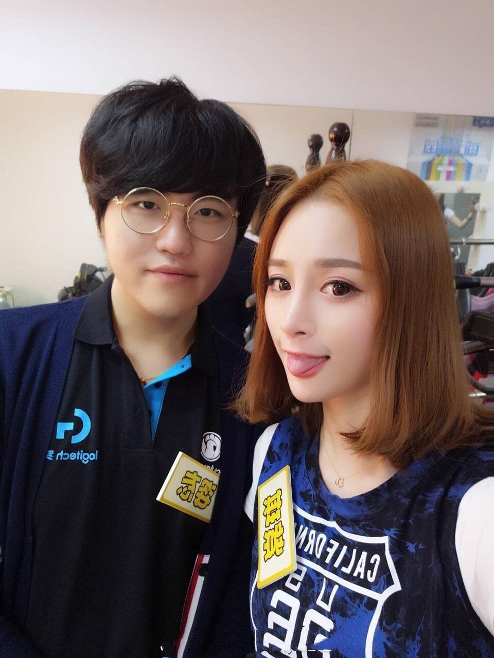 英雄联盟:姿态陪女友直播过生日,竟当众亲亲?观众:我裂开了!