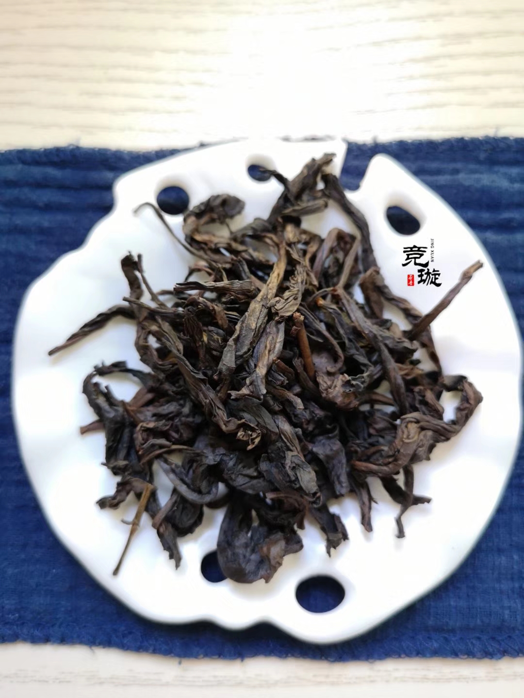 十八年陈茶水仙 经多次焙火以及多年放置后 茶干呈乌褐色
