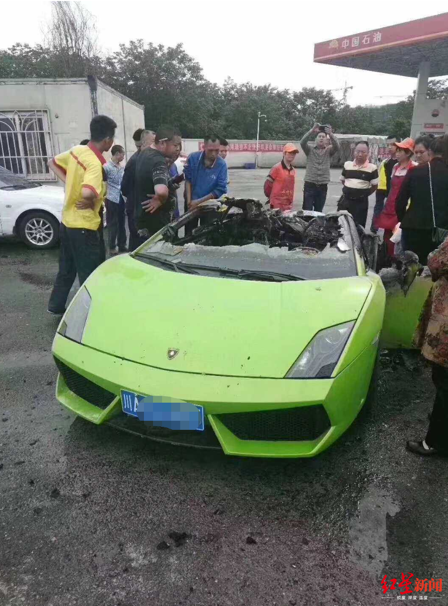 兰博基尼加油时突然冒烟,几乎被完全烧毁