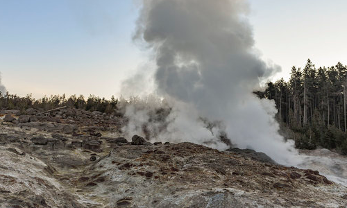 emerald spring,又称翡翠泉,在黄石公园是世界上最高的喷发之一