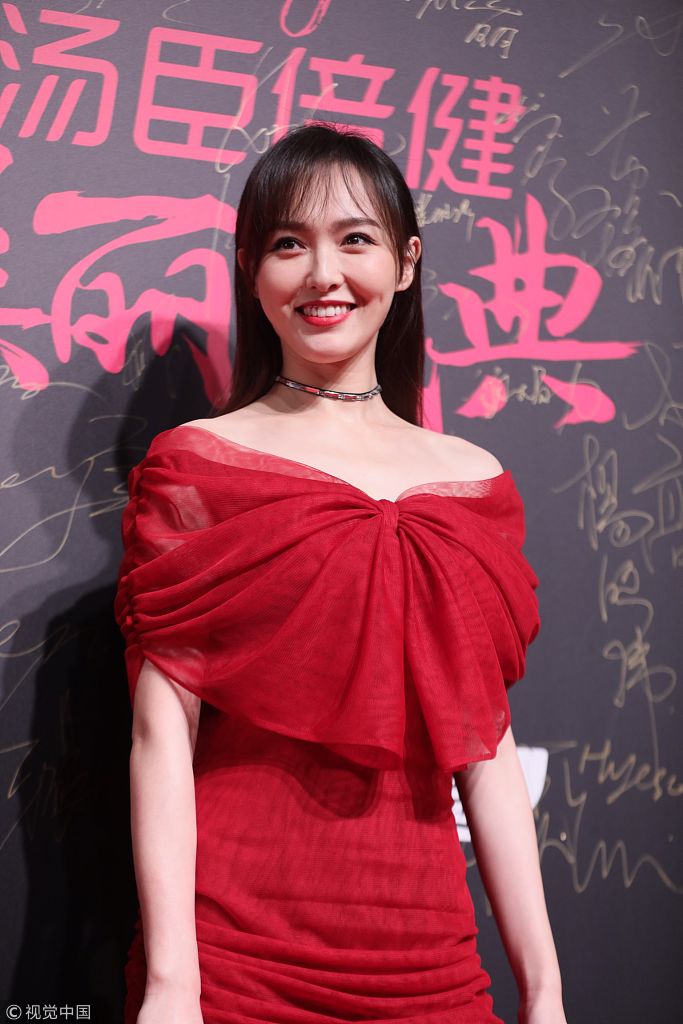 唐嫣婚后更加娇艳女人味足"喜庆红"纱裙配长靴秀香肩美腿
