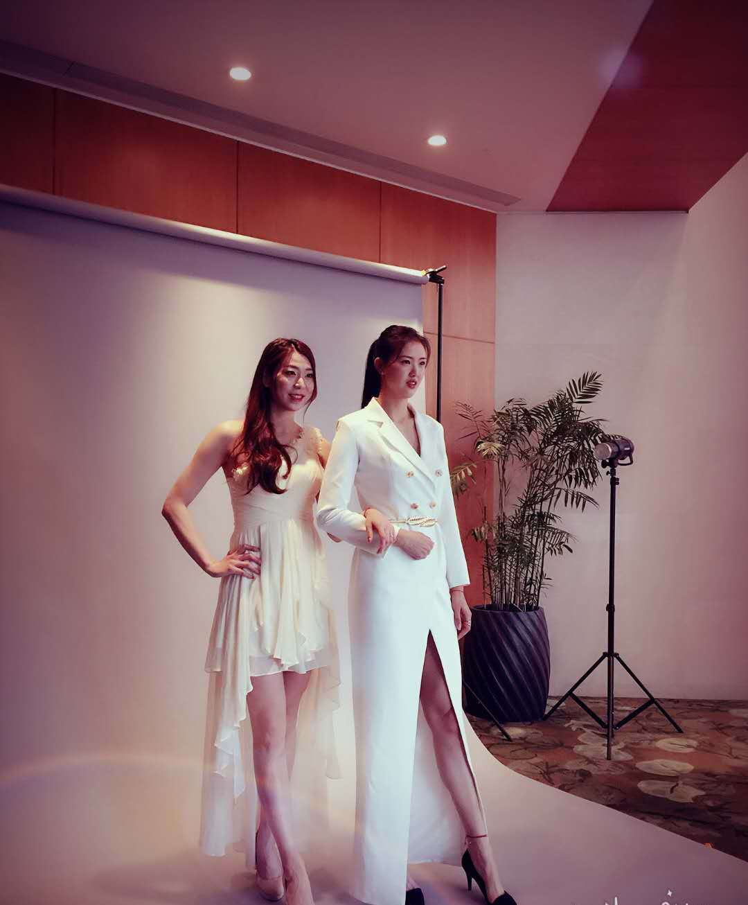 张常宁超长礼服开叉裙,尽显完美身材,网友直呼:女排第一美女!