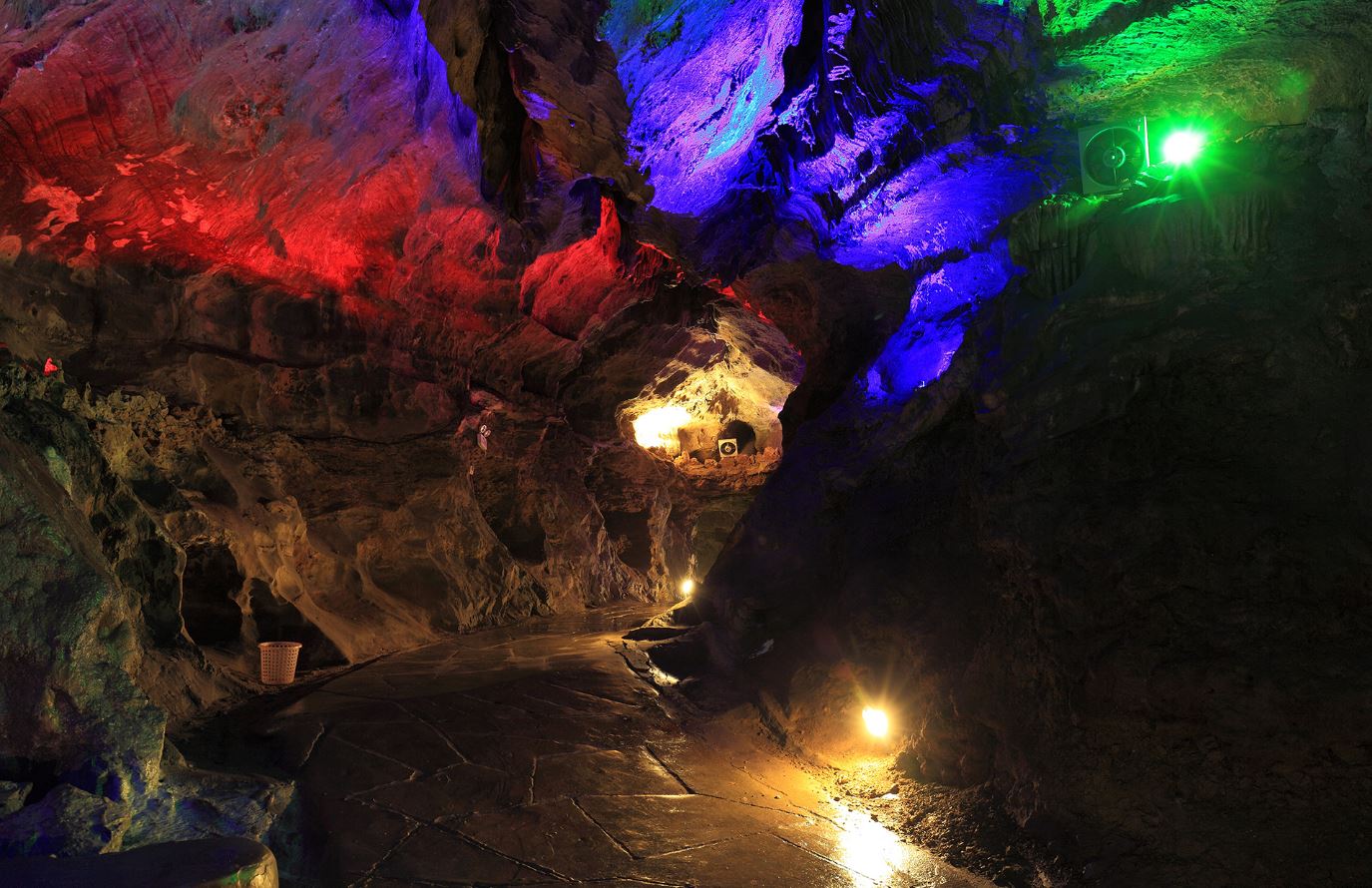 蟠龙洞属喀斯特溶岩,经历亿万年漫长岁月逐渐形成.