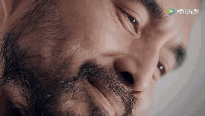 神奇的事情出现了,婴儿逐渐缓和下来,满怀纯真地望向叔叔,眼里仿佛有