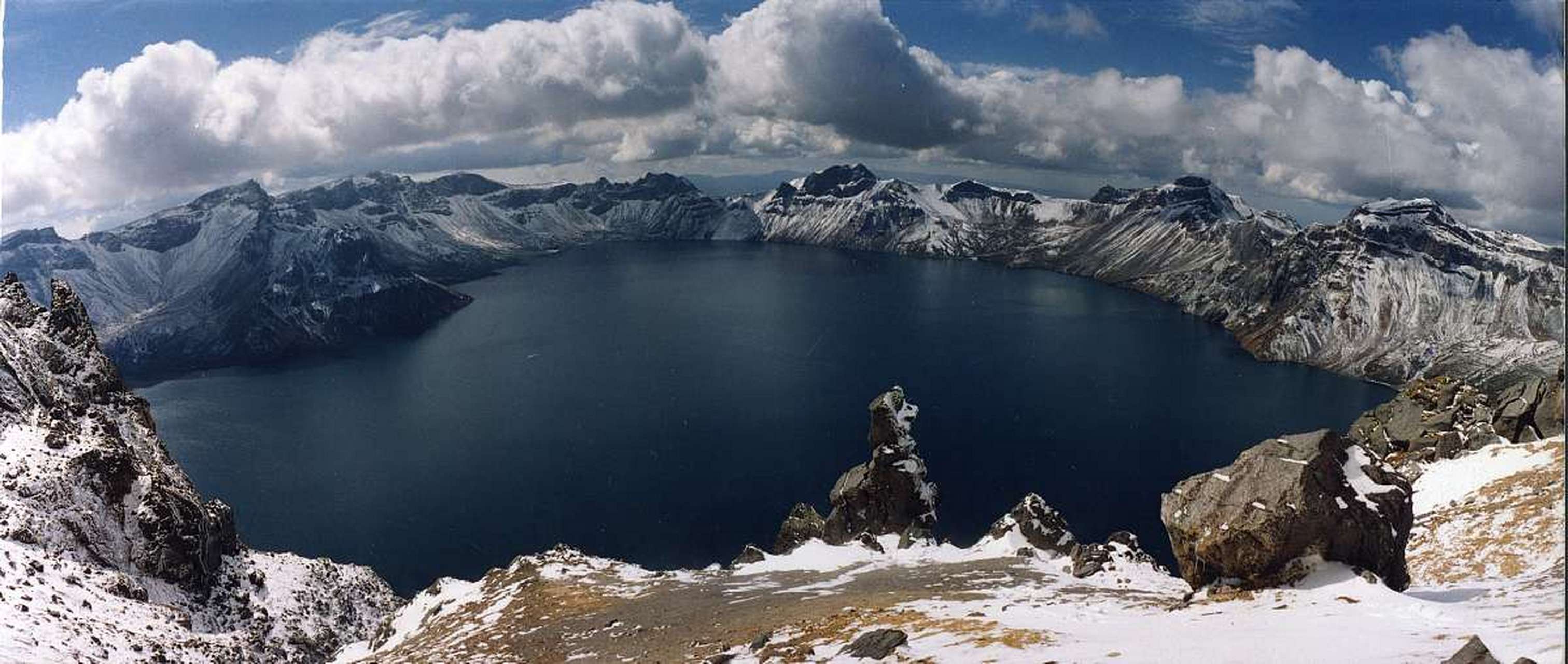 长白山天池位于中国吉林省,是长白山山脉的著名景点,也是中国最大的